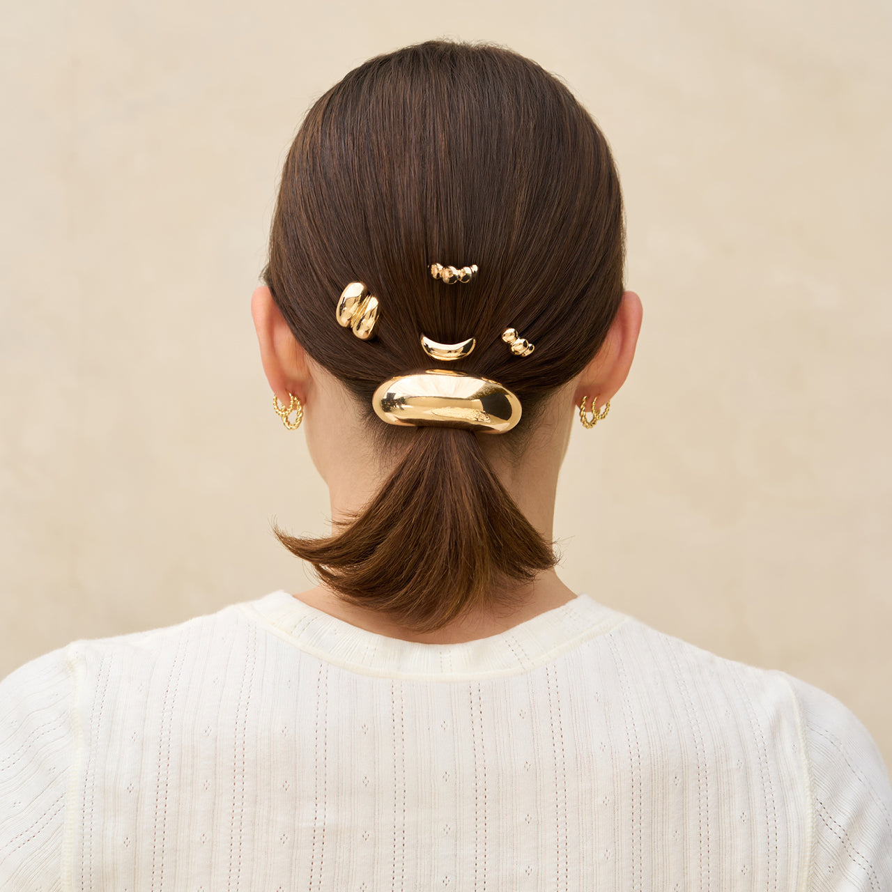 502724-69377-MetalPonyPins-MetalLargeCloudCuff-Gold-Hair-Model-1280x1280px