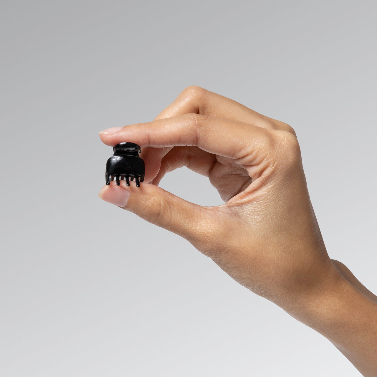 502748-RecycledPlasticMicroCloudClips-EssentialHairAccessories-BlackandTort-Model-2-1280x1280px