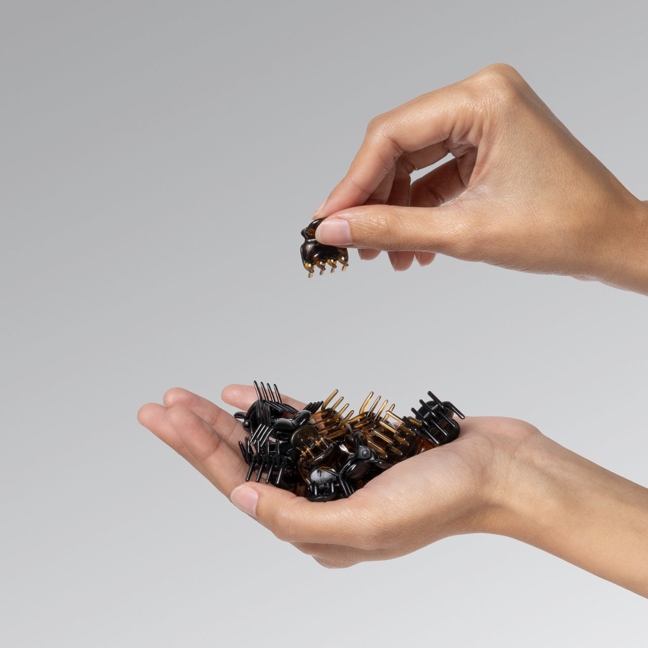 502748-RecycledPlasticMicroCloudClips-EssentialHairAccessories-BlackandTort-Model-3-1280x1280px