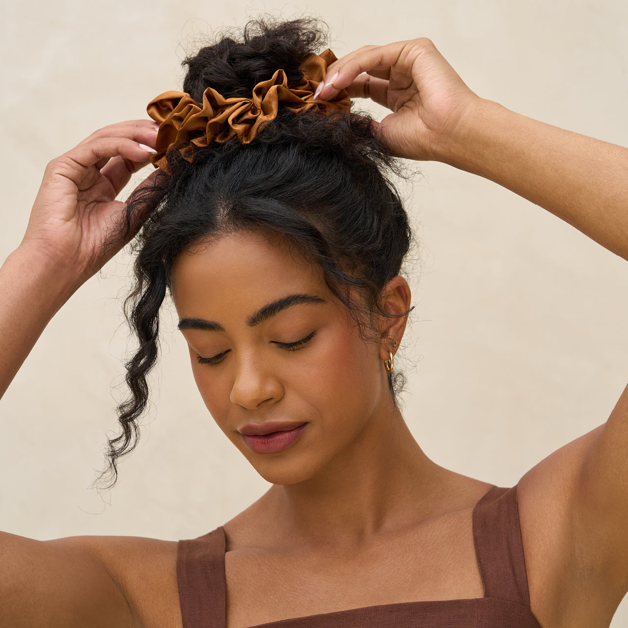 503837-RecycledFabricRuffleScrunchie-Camel-Hair-Model-1280x1280px_26226ea8-e175-4dcd-9dc0-2a640db093ae