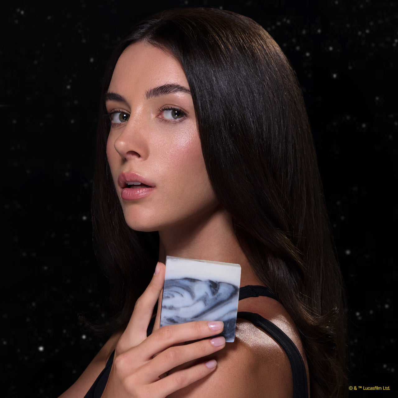 504537-StarWarsxKitsch-SheaButterMoisturizingBodyWash-StormtrooperSwirl-Model-2-1280x1280px-2