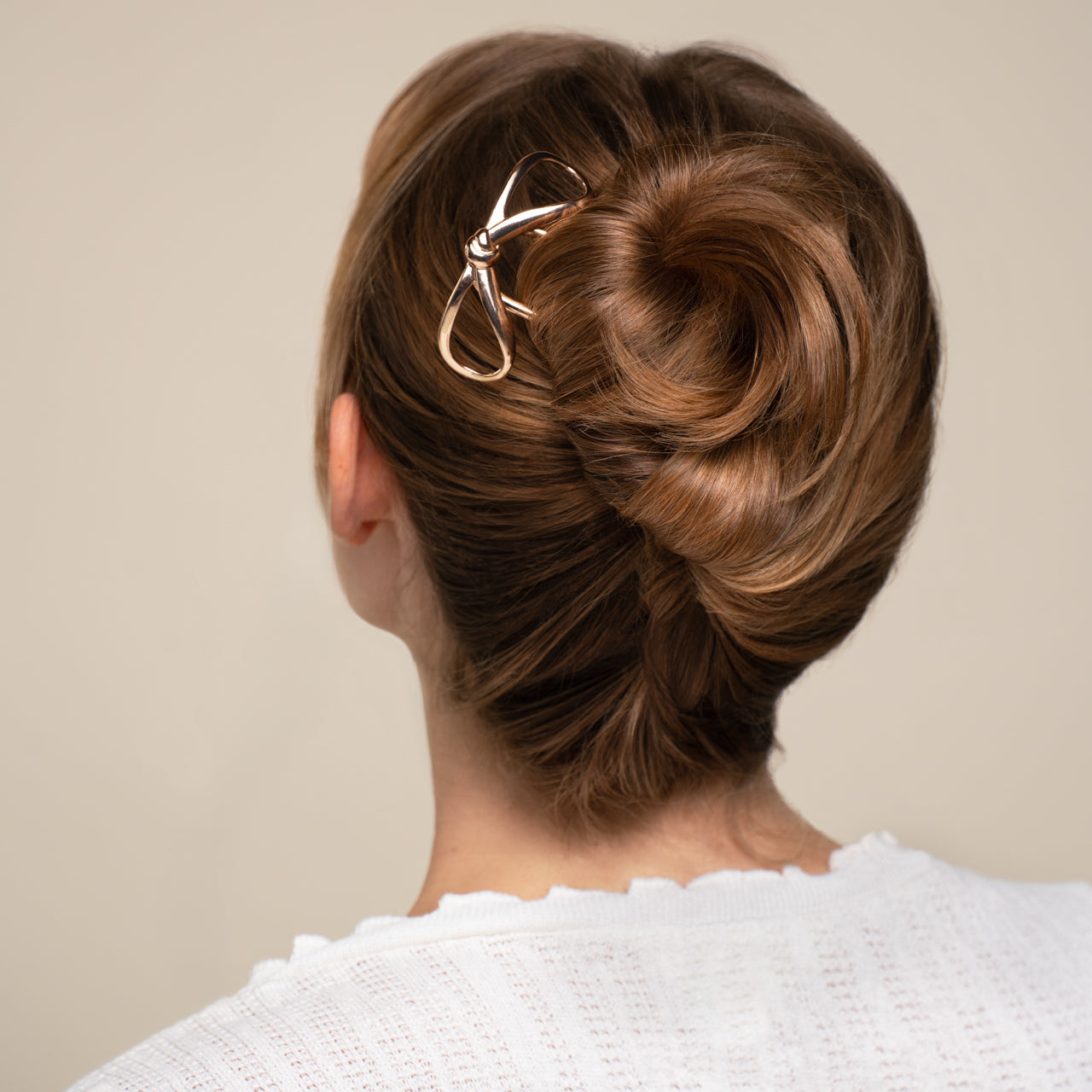 507545-MiniMetalBowFrenchHairPin-Trend-Gold-Model-2-1280x1280px