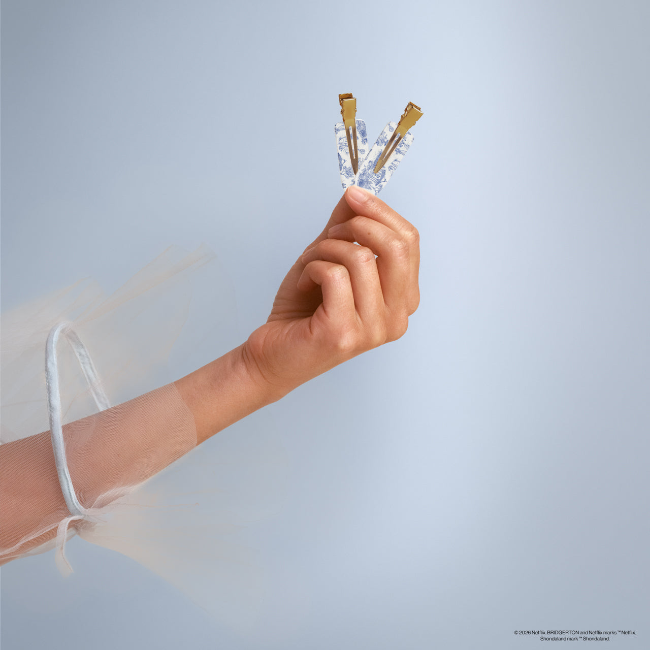 508900-BridgertonxKitsch-RecycledPlasticCreaselessClips-Set-4pc-ToileInBloom-Model-1280x1280px