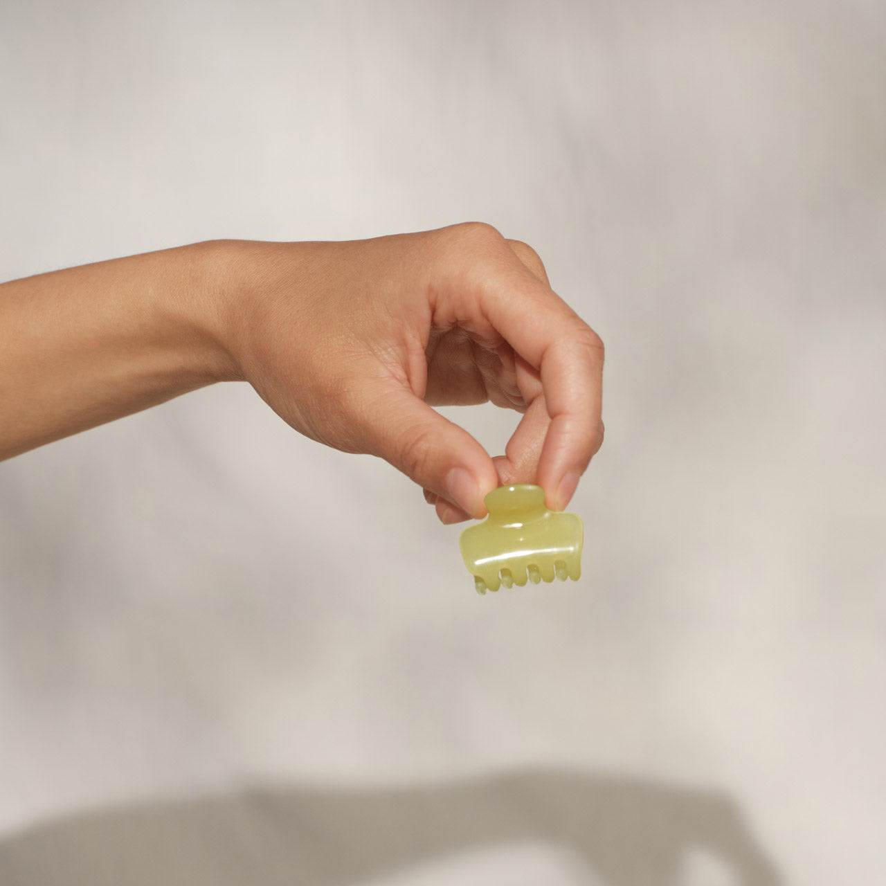509259-CoastalCottage-MiniJellyCloudClips-8pc-PearlizedCream_ButterYellow-Model-2-1280x1280px