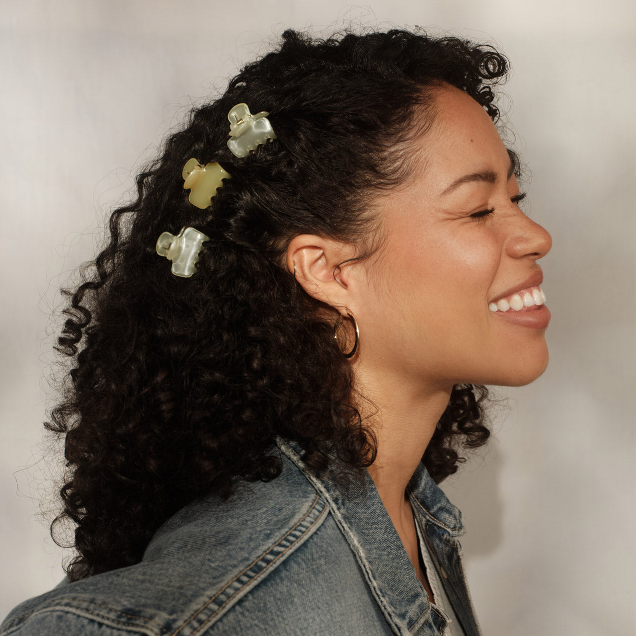 509259-CoastalCottage-MiniJellyCloudClips-8pc-PearlizedCream_ButterYellow-Model-6-1280x1280px