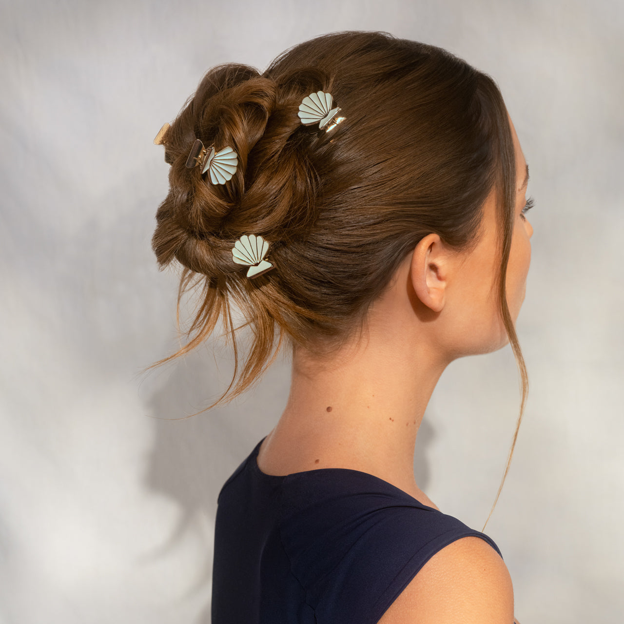 509297-CoastalCottage-MetalClamShellHairClip-Set-2pc-Gold_PearlizedCream-Model-4-1280x1280px