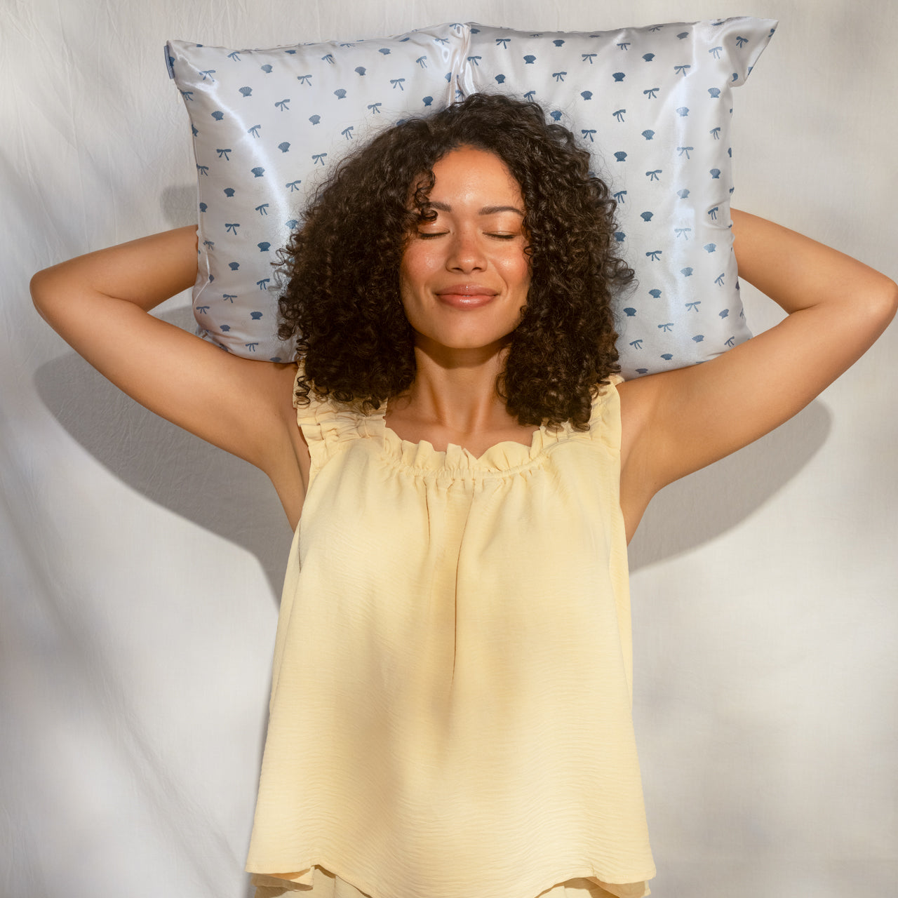 509525-CoastalCottage-StandardSatinPillowcase-PearlizedCream_CoastalBlue-Model-4-1280x1280px