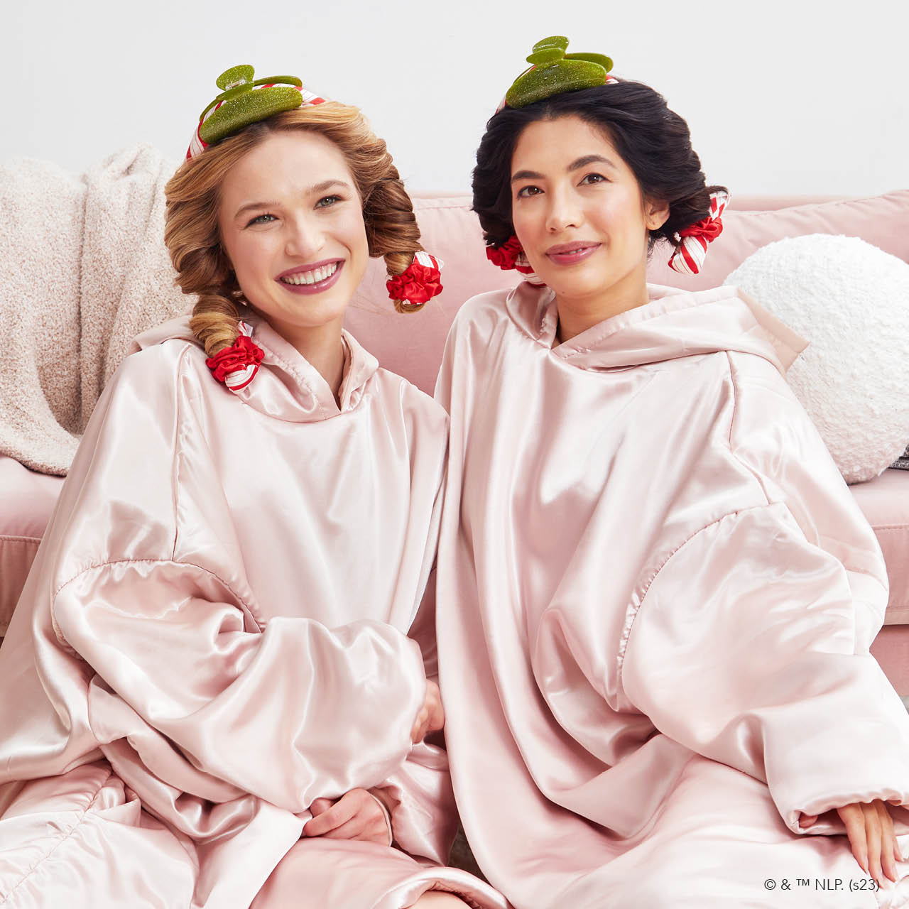 61937-61968-9067-ElfxKitsch-Model-GlitterClawClip-SatinHeatlessSet-CandyCane-Glazey-Blush-1280x1280px_8167d9e1-4528-42d5-a0b2-5a6883bd67d5