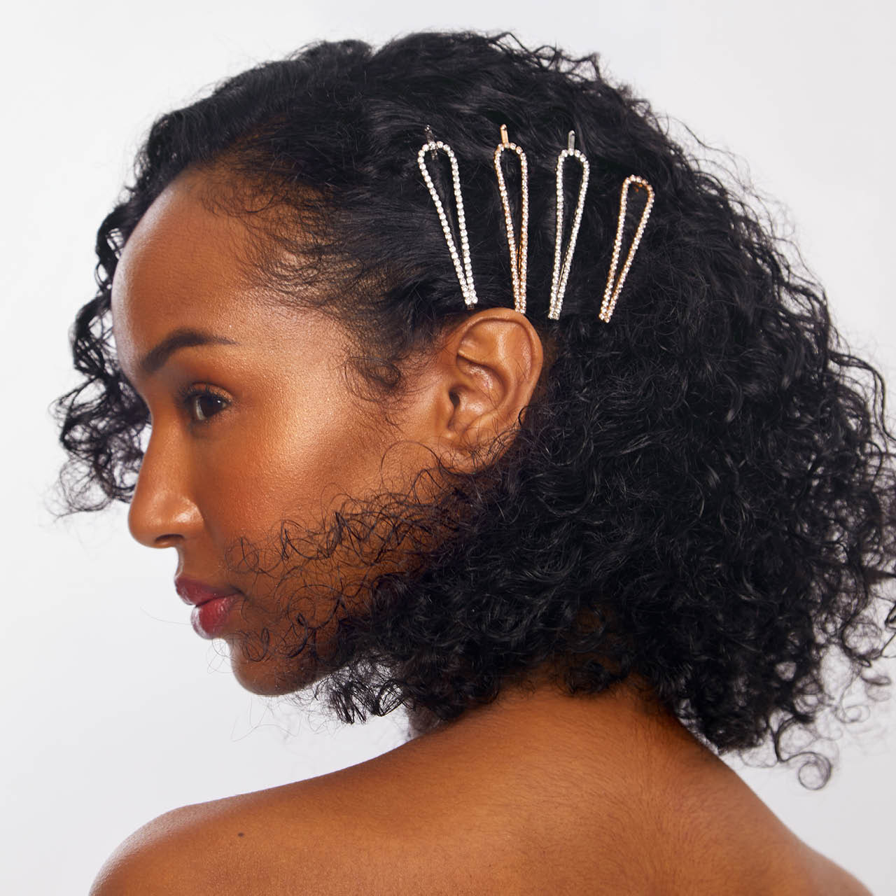 63009-MetalRhinestoneDropBobbyPins-4pc-Model-Hair-Gold_Silver-1280x1280px