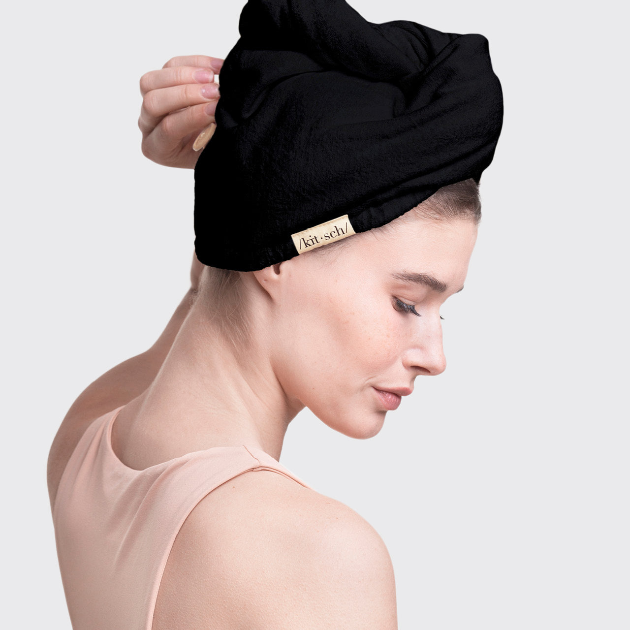 6363-Eco-cotton-hairtowel-black-lifestyle-1280x1280px