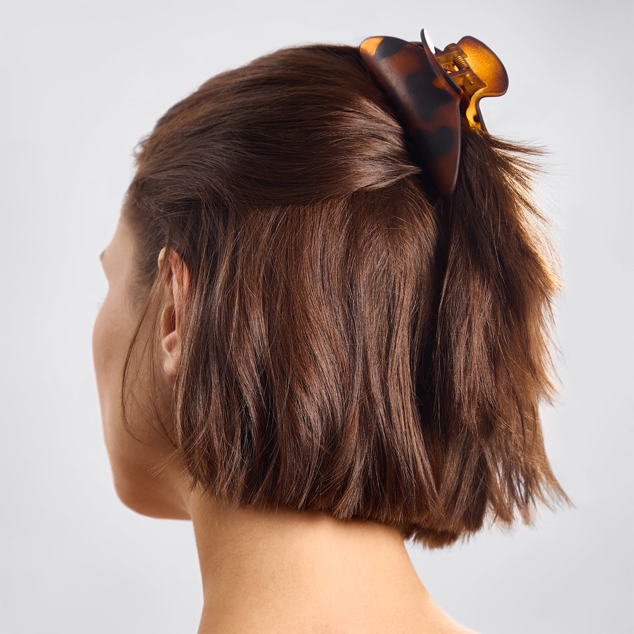 6523-RecycledPlastic-MediumClawClips-2pc-Model-Hair-Black_Tort-2-1280x1280px