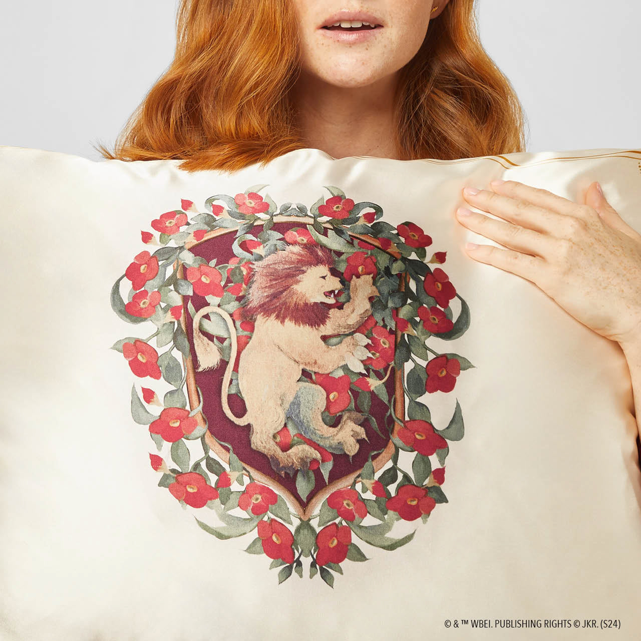 66611-66659-HarryPotterxKitsch-SatinPillowcase-Gryffindor-Model-1280x1280px