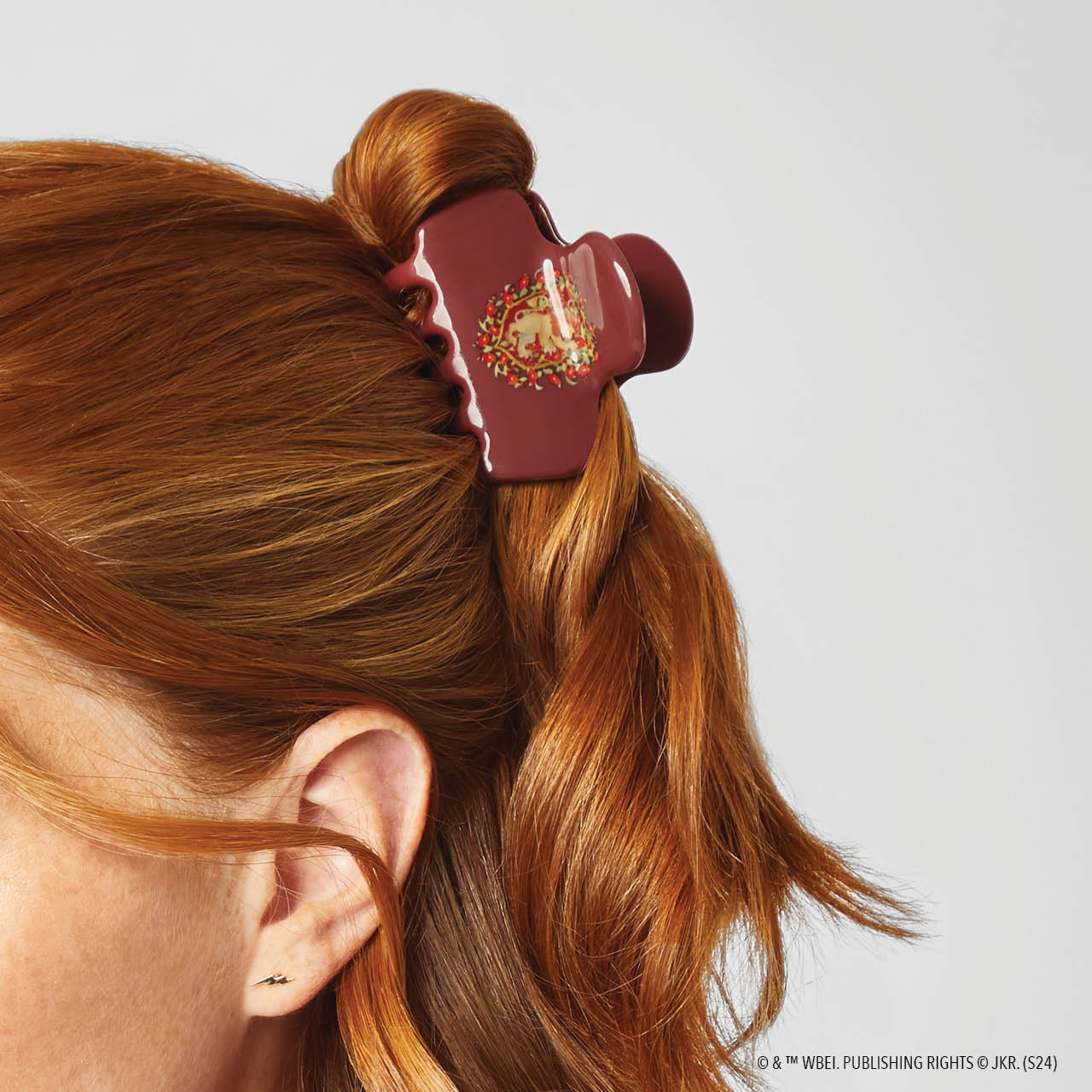 66697-HarryPotterxKitsch-RecycledPlasticClawClip-1pc-Gryffindor-Model-2-1280x1280px