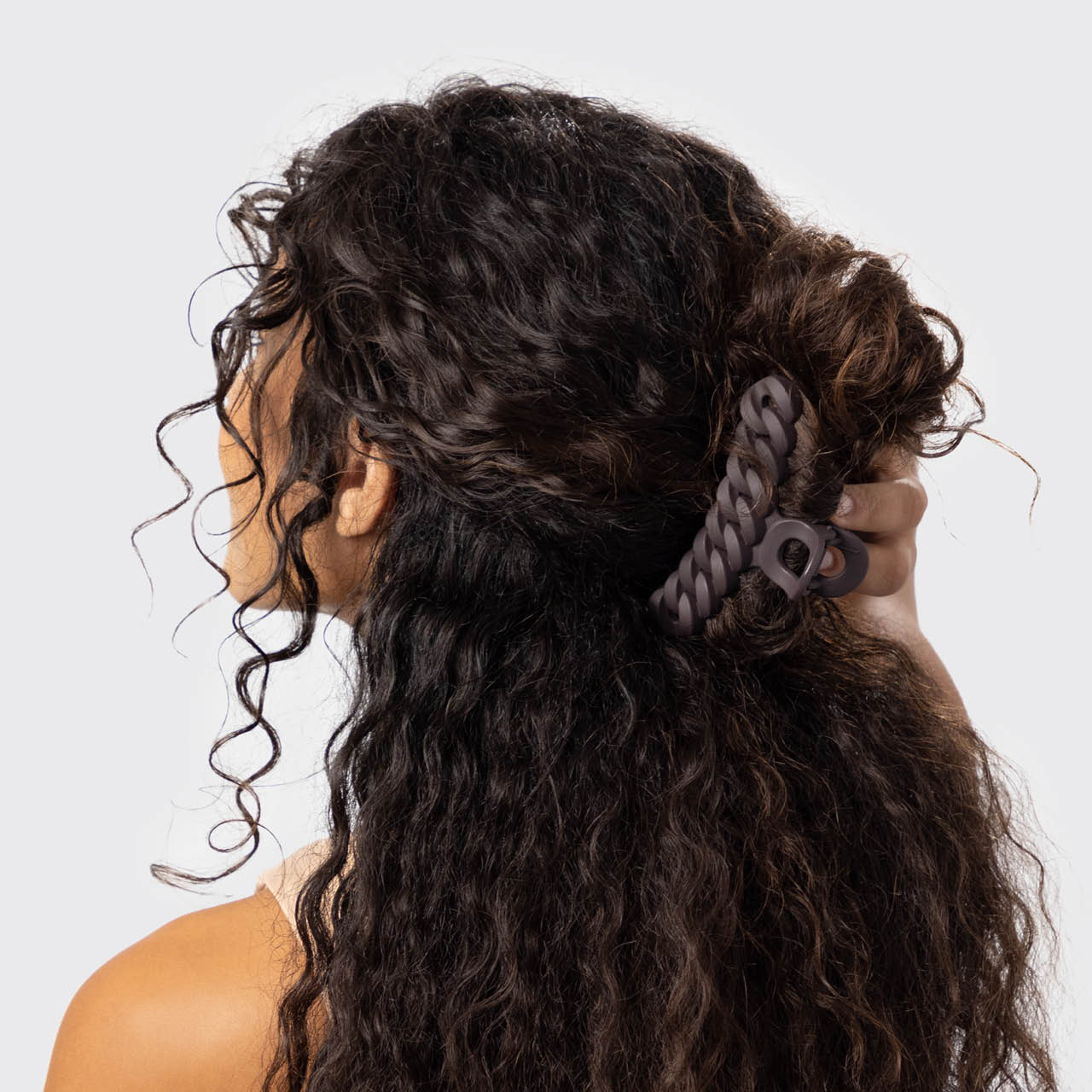 8350-EcoFriendlyChainClawClip-3pc-Model-Hair-Neutral-4-1280x1280px